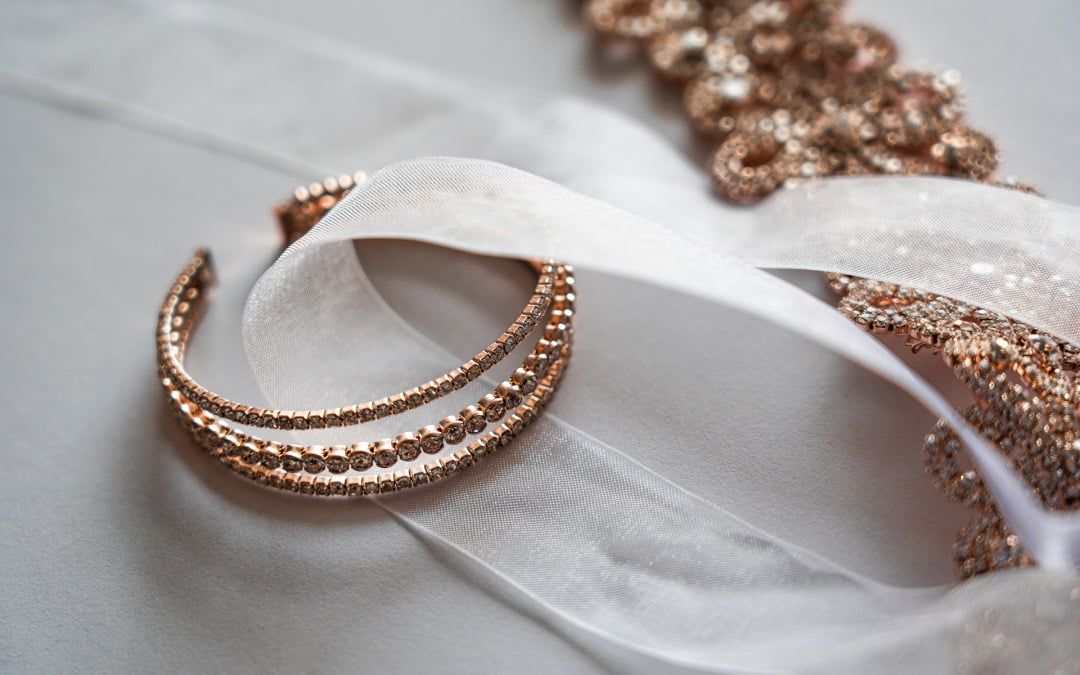 De top juwelen om aan jouw collectie toe te voegen: Van gouden creolen tot sierlijke studs