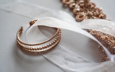 De top juwelen om aan jouw collectie toe te voegen: Van gouden creolen tot sierlijke studs