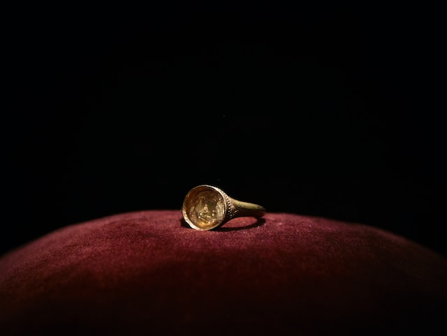 Stralende Elegance: Gouden Ringen met Edelstenen en Gouden Oorbellen